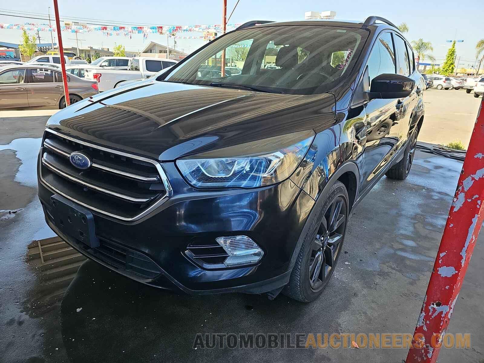 1FMCU0G90HUC02648 Ford Escape 2017