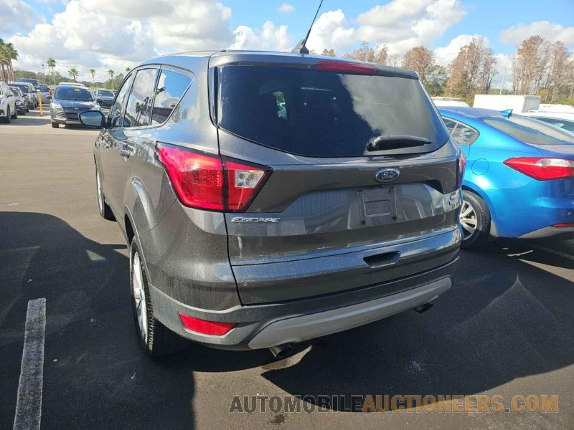 1FMCU0GD2KUB14762 FORD ESCAPE 2019