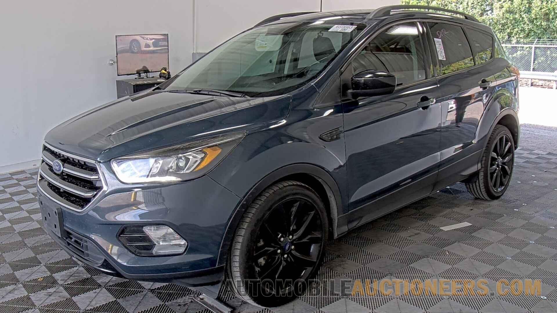 1FMCU0GD7KUA17573 Ford Escape 2019