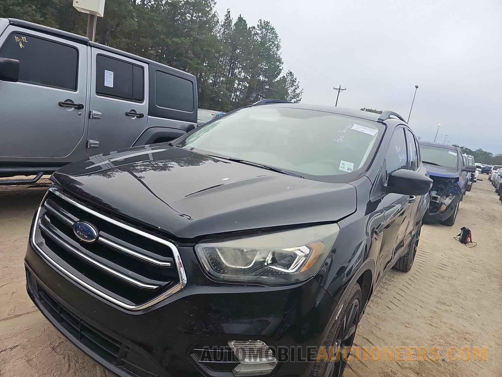 1FMCU0GD9JUB36062 Ford Escape 2018