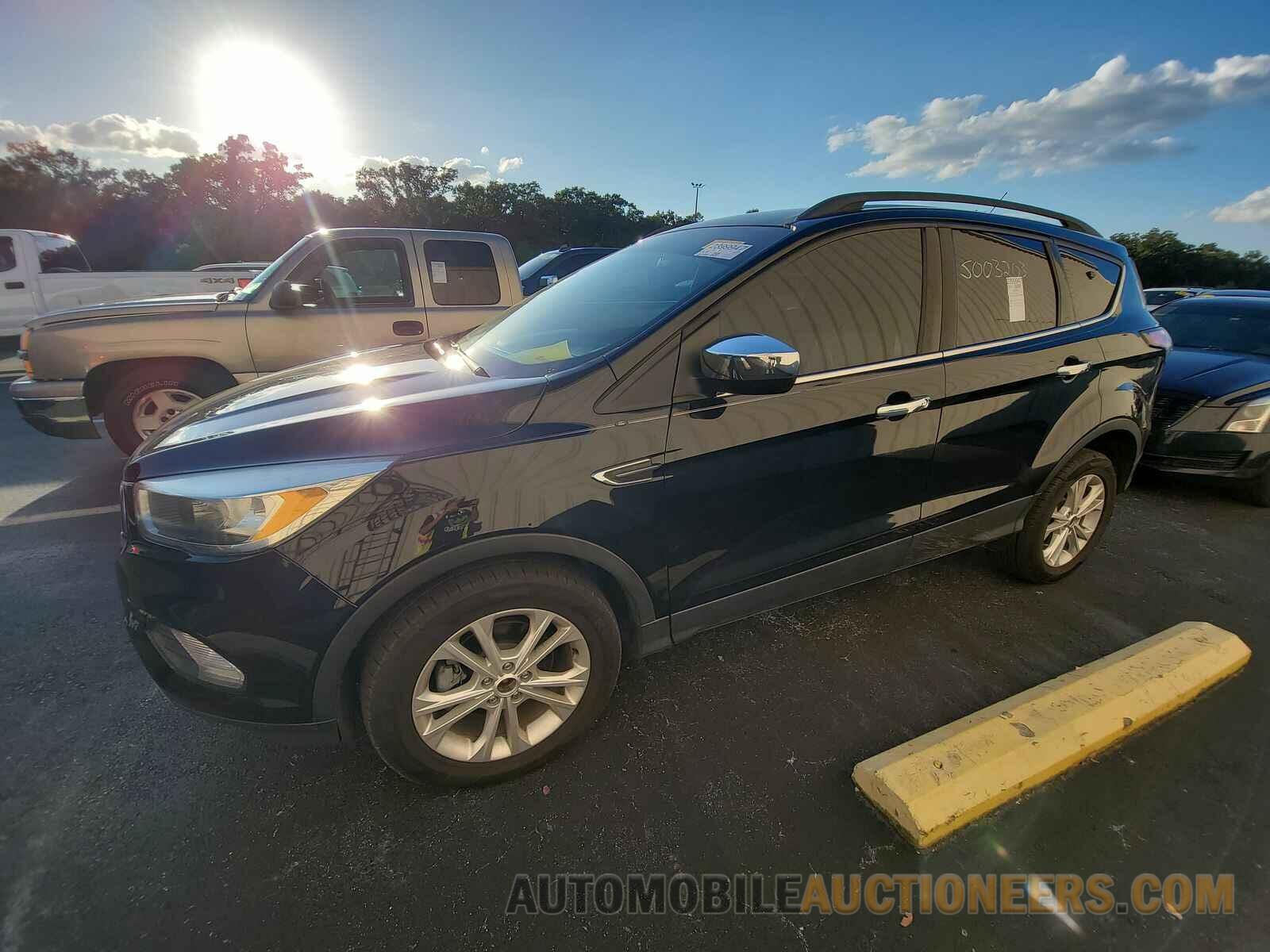 1FMCU0GDXJUC17989 Ford Escape 2018