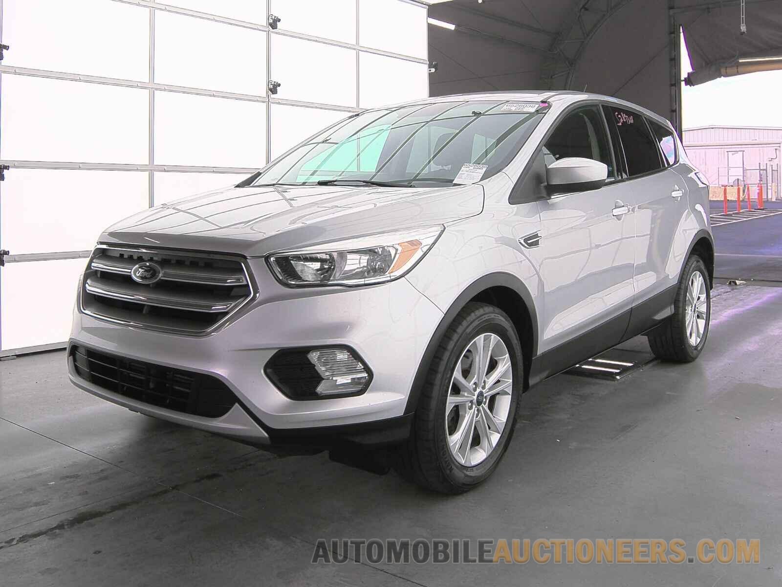 1FMCU9G95HUA15670 Ford Escape 2017