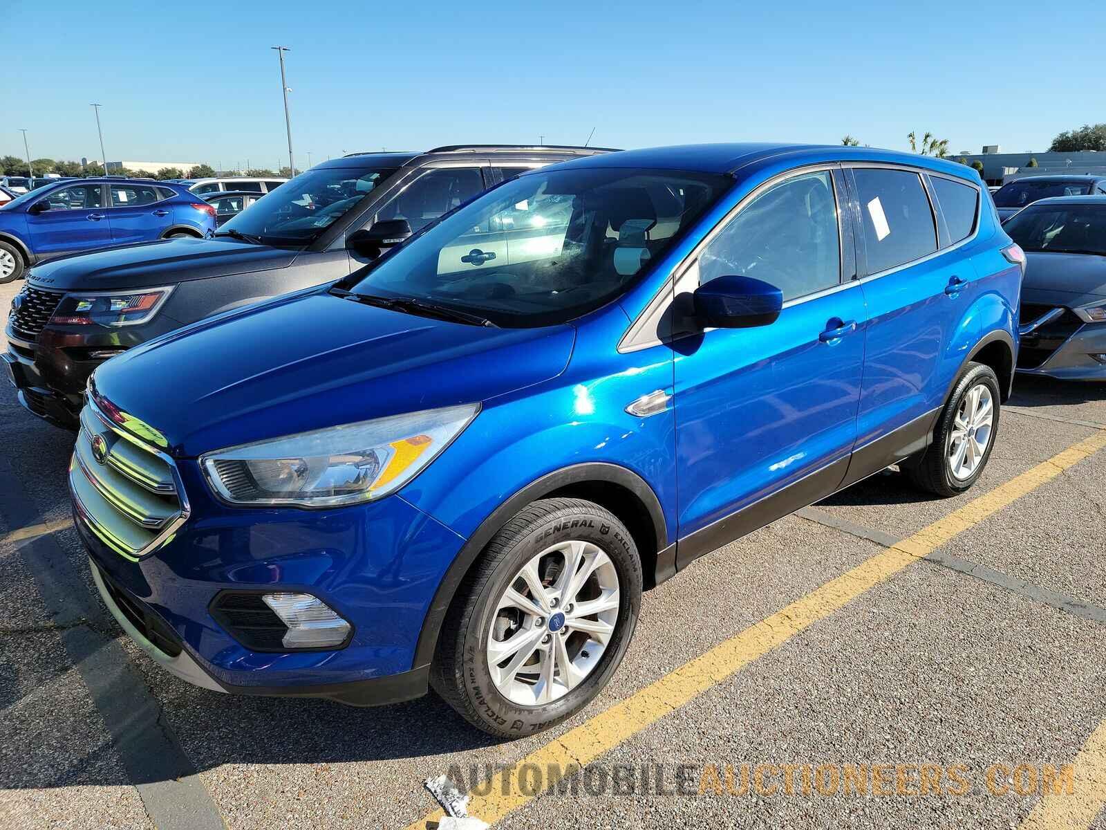 1FMCU9G98HUC58390 Ford Escape 2017