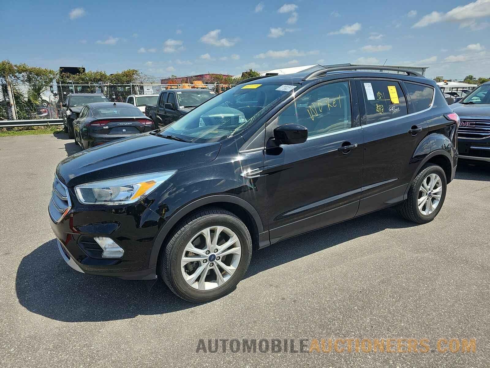 1FMCU9GD2JUC01077 Ford Escape 2018