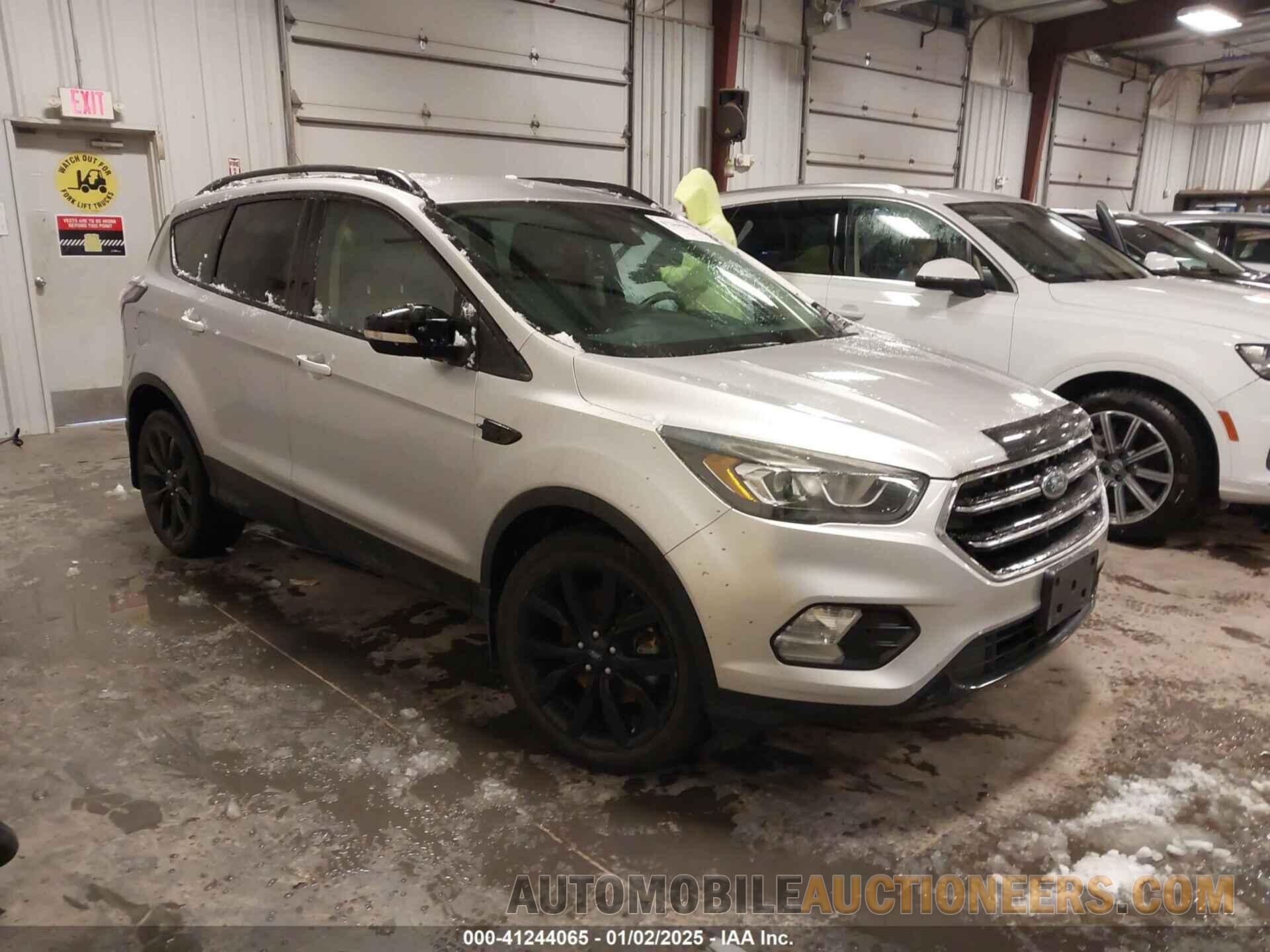 1FMCU9J91HUA81688 FORD ESCAPE 2017