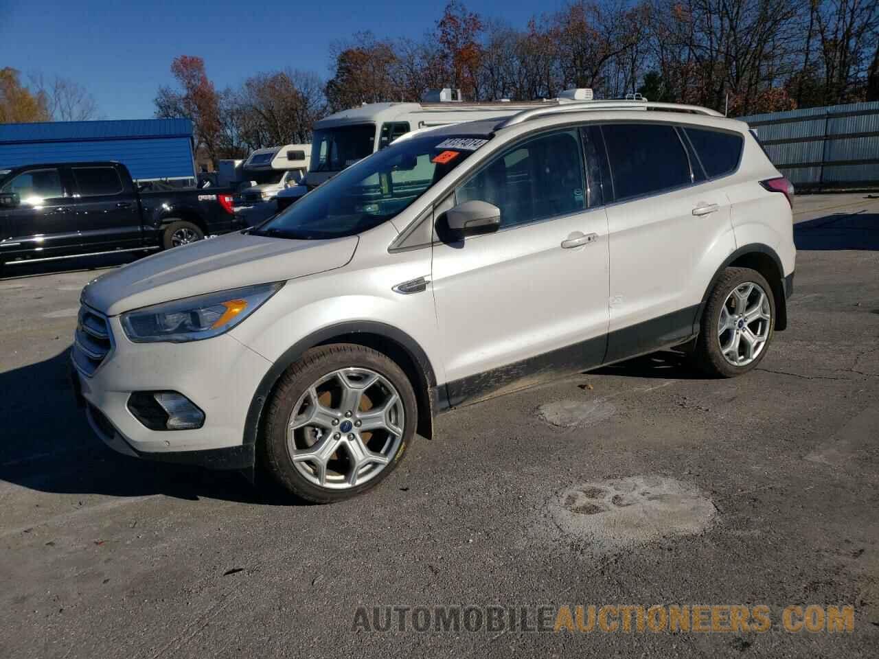 1FMCU9J91HUD76421 FORD ESCAPE 2017