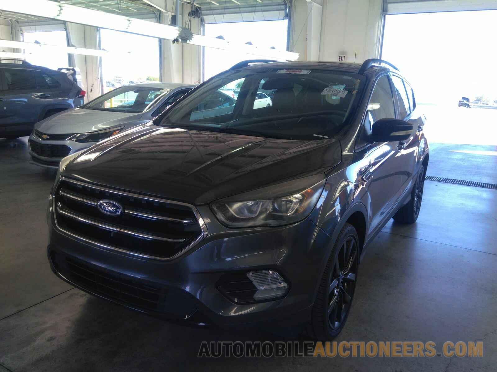 1FMCU9J93HUA45212 Ford Escape 2017