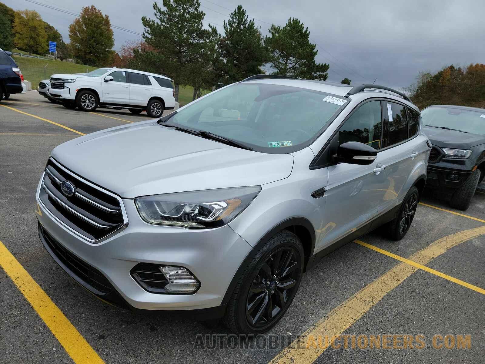 1FMCU9J94HUD26192 Ford Escape 2017