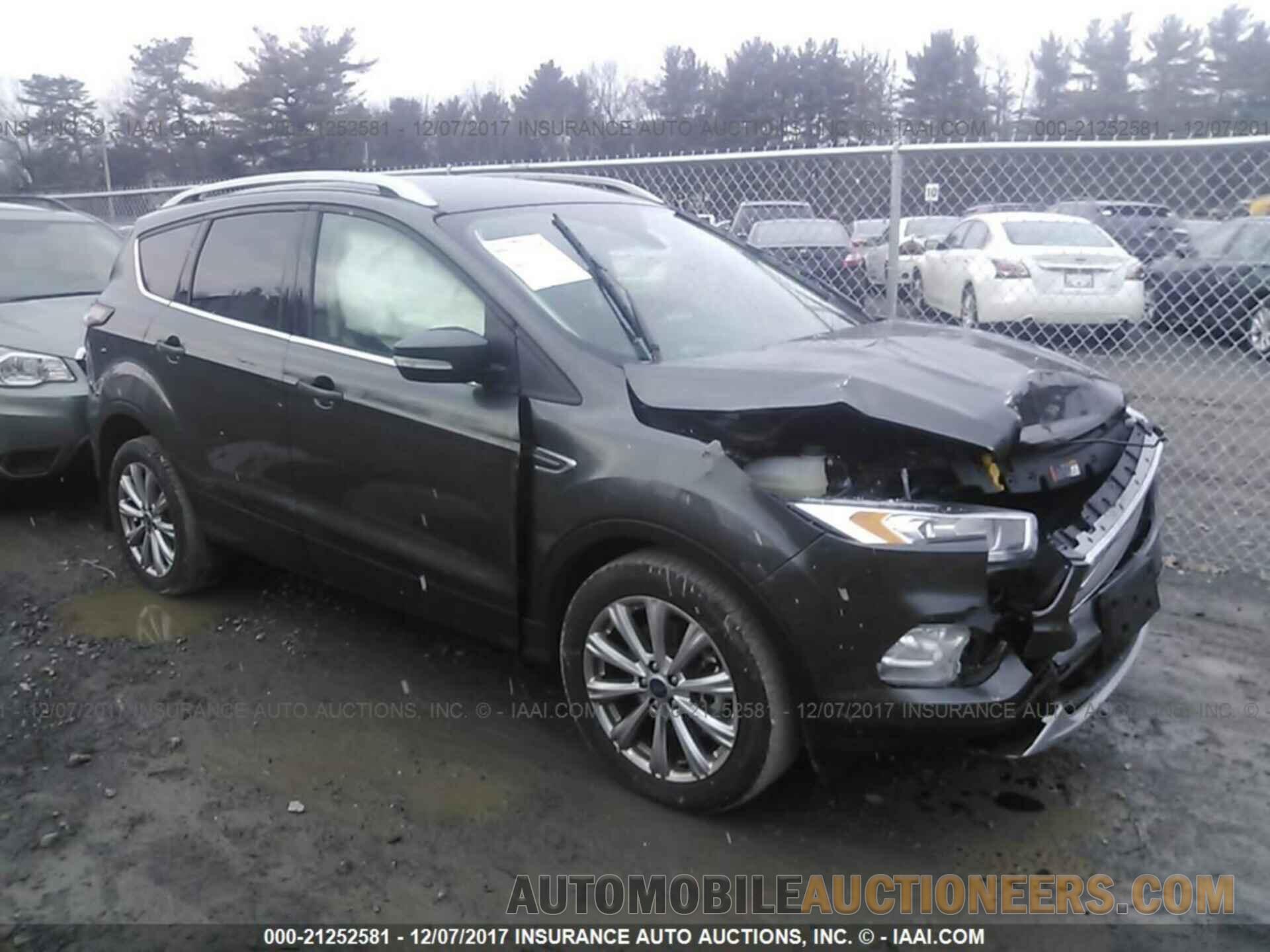 1FMCU9J95HUA07299 Ford Escape 2017