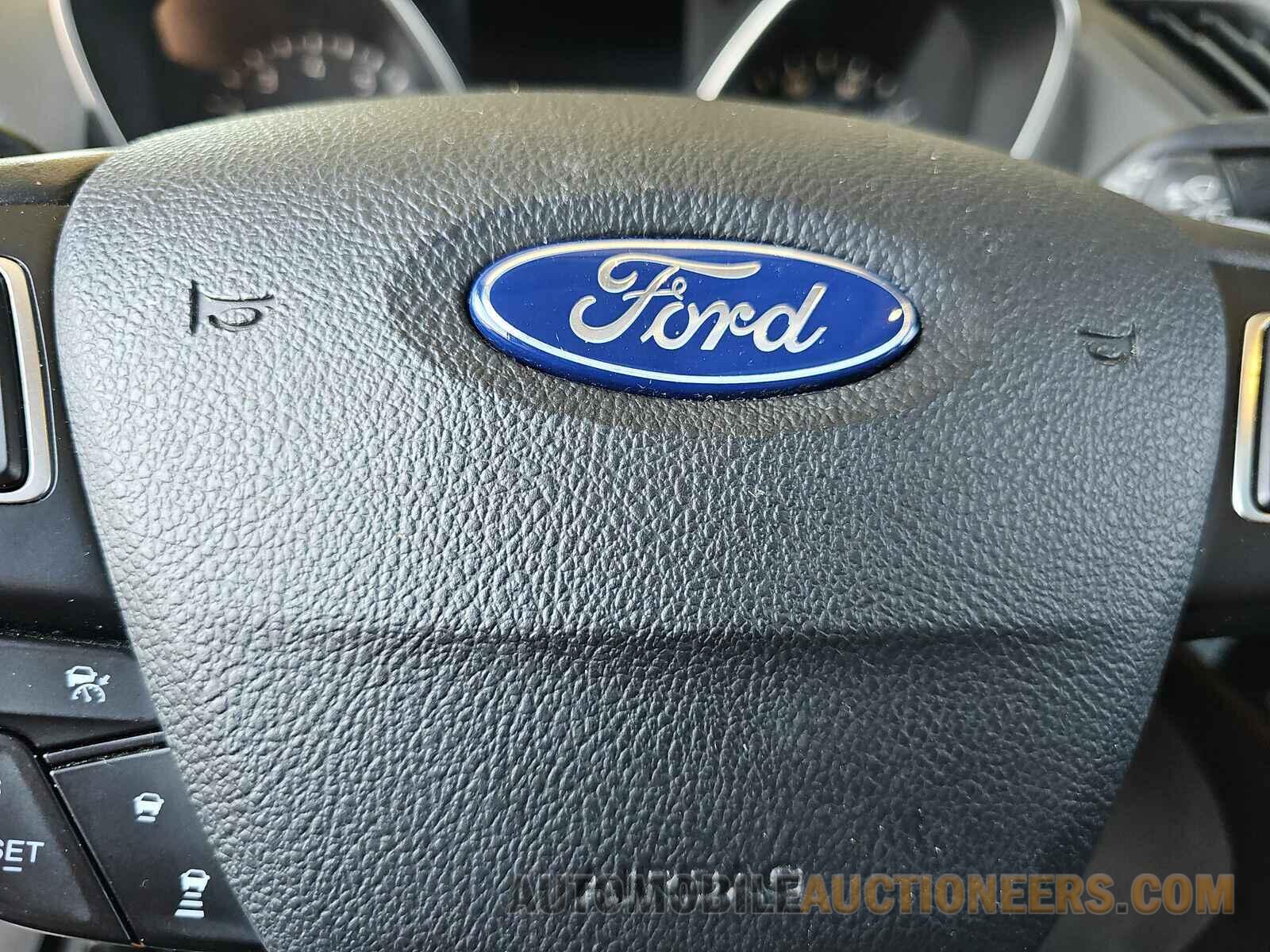 1FMCU9J95HUA08162 Ford Escape 2017