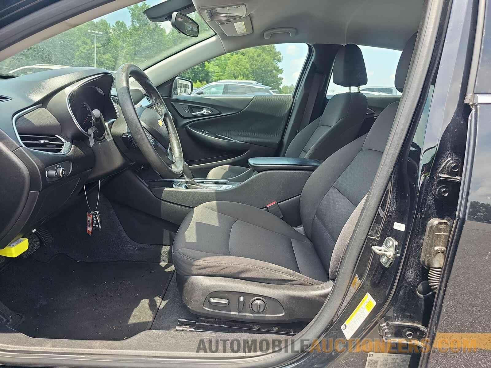 1G1ZD5ST9KF111817 Chevrolet Malibu LT 2019