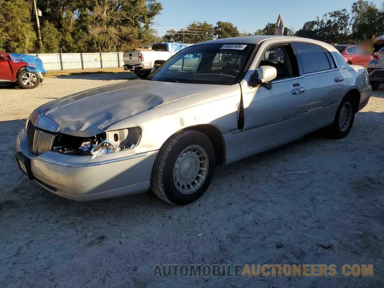 1LNHM81W31Y658886 LINCOLN TOWNCAR 2001