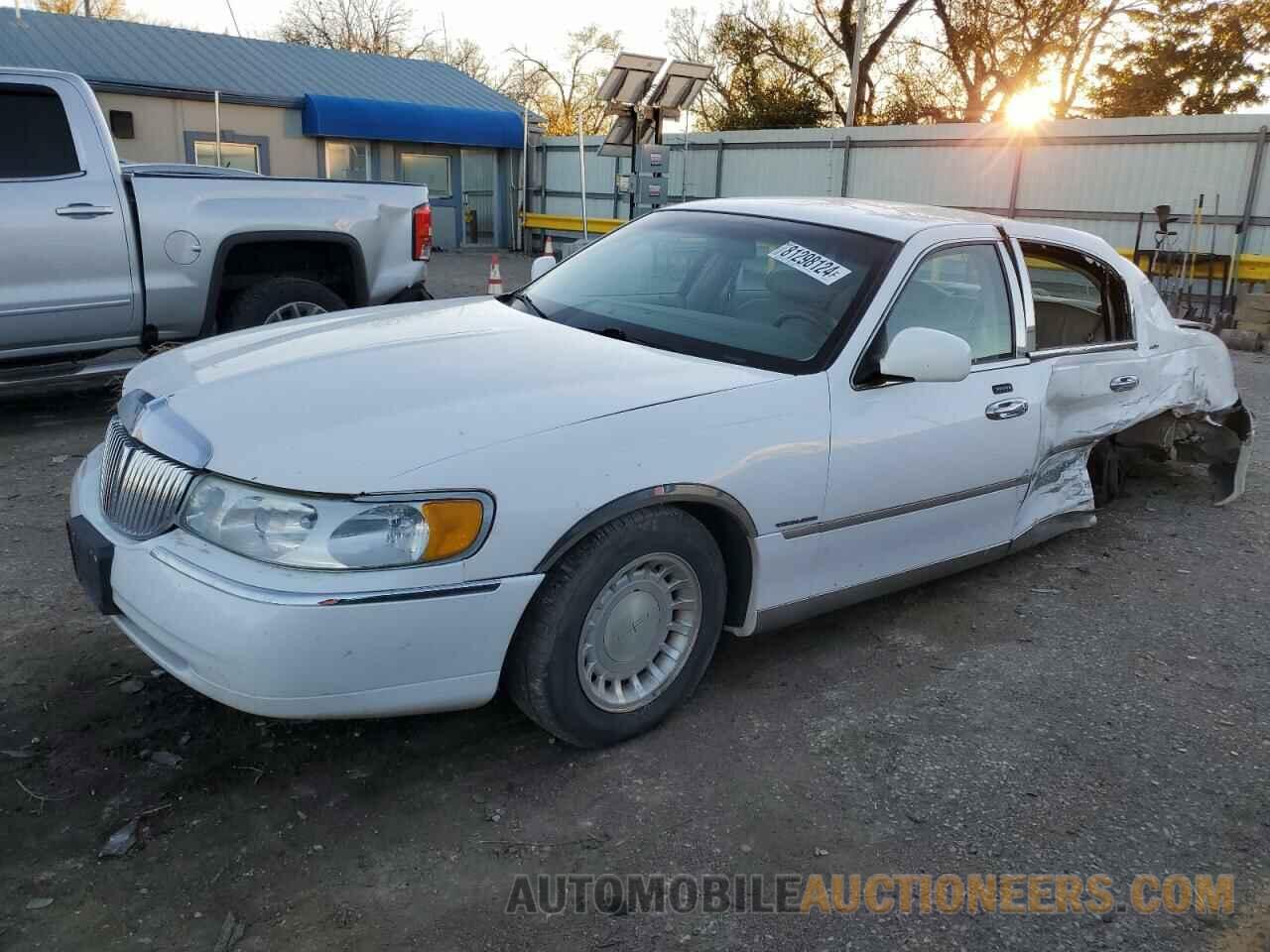 1LNHM81W41Y669105 LINCOLN TOWNCAR 2001