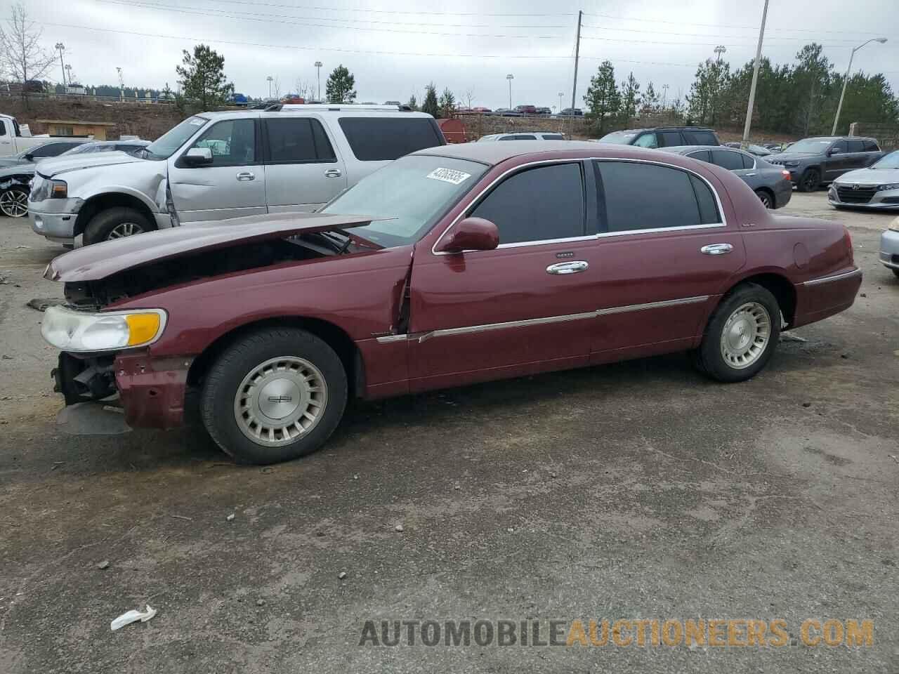 1LNHM81W5XY655075 LINCOLN TOWNCAR 1999