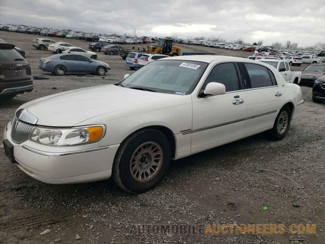 1LNHM85W11Y610538 LINCOLN TOWNCAR 2001