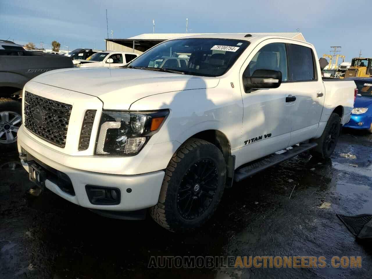 1N6AA1E59JN549175 NISSAN TITAN 2018