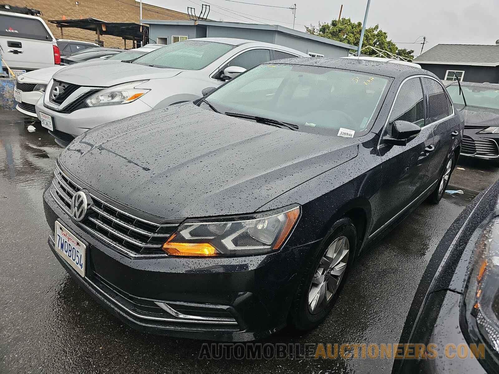 1VWAT7A33HC010929 Volkswagen Passat 2017