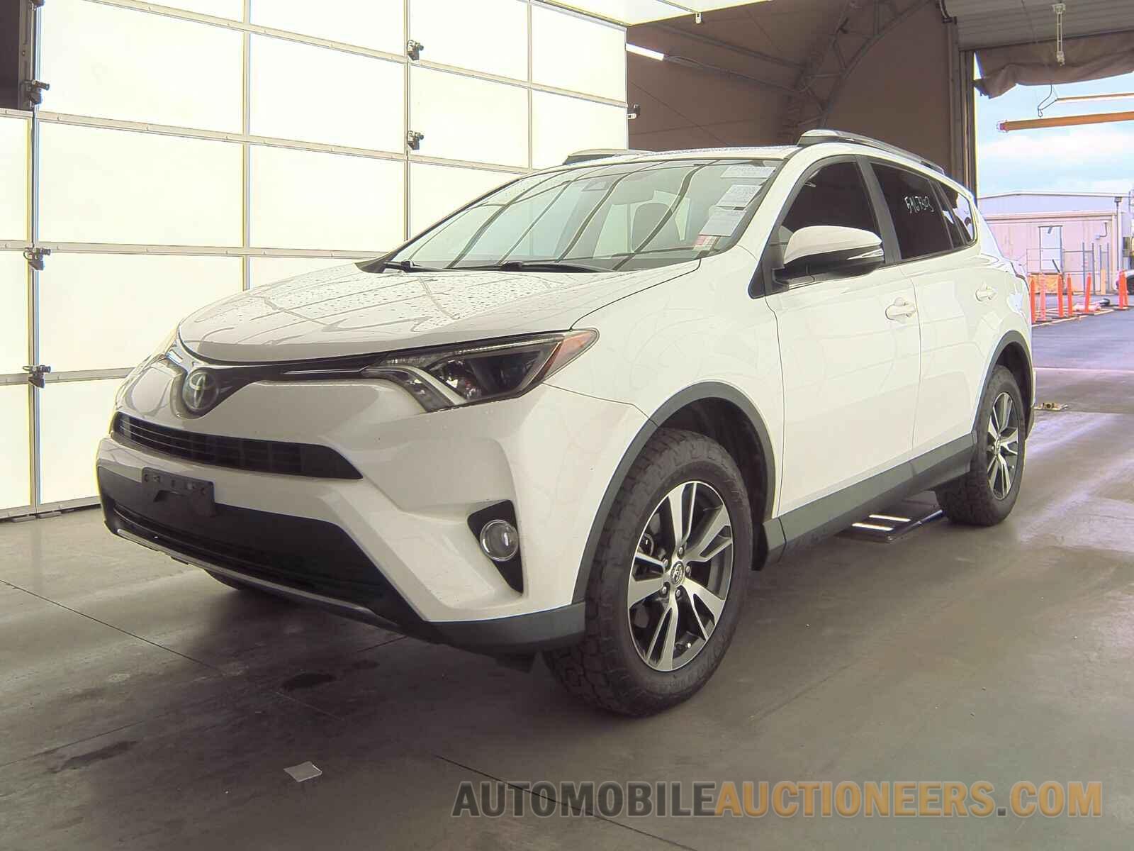 2T3RFREV8JW813985 Toyota RAV4 2018