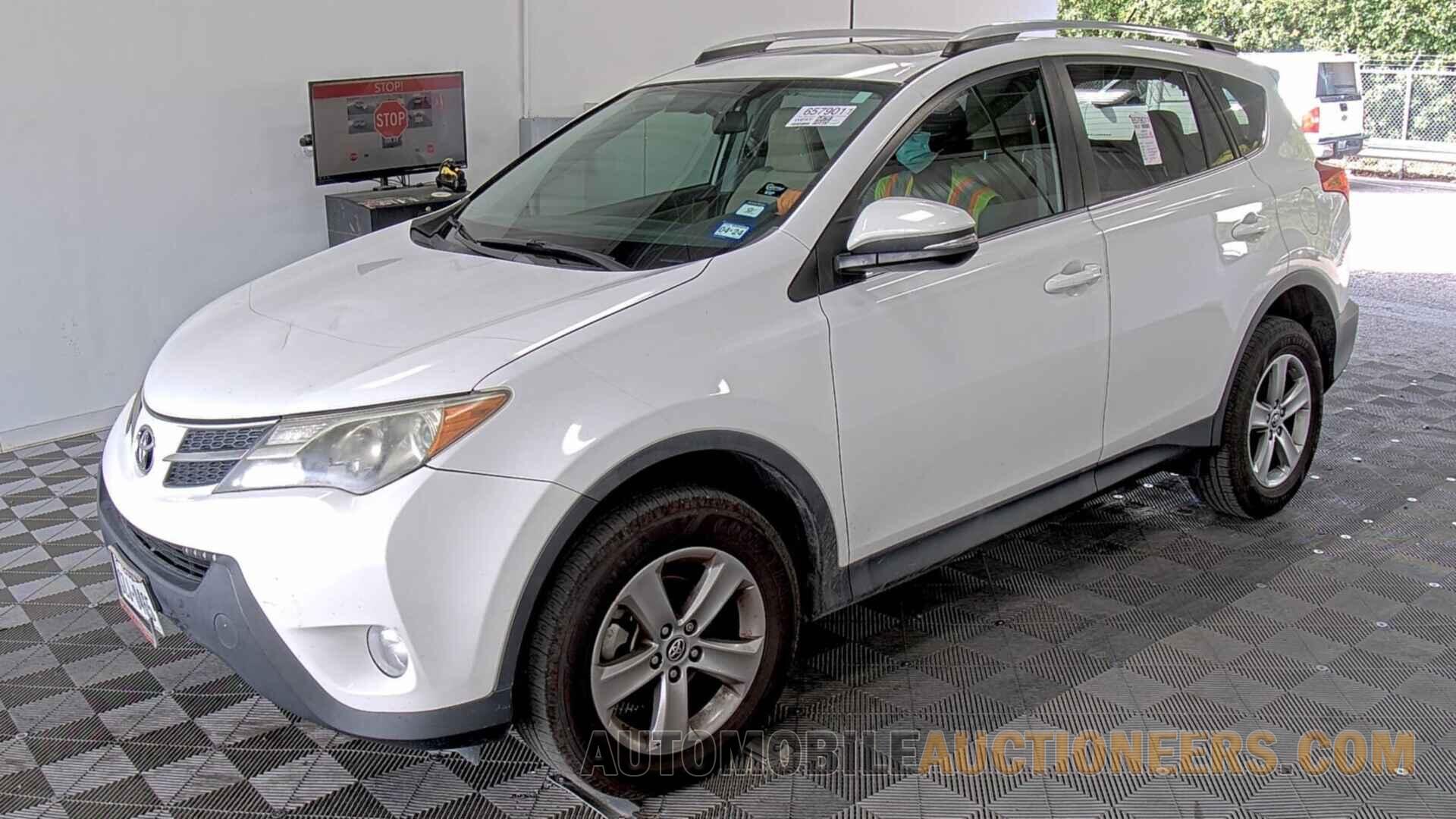 2T3WFREV9FW174221 Toyota RAV4 2015