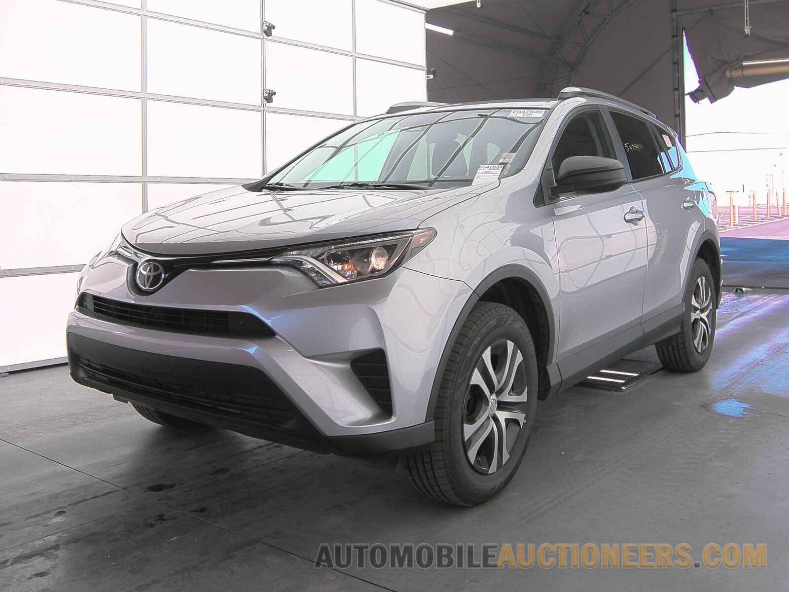 2T3ZFREV8HW353463 Toyota RAV4 2017