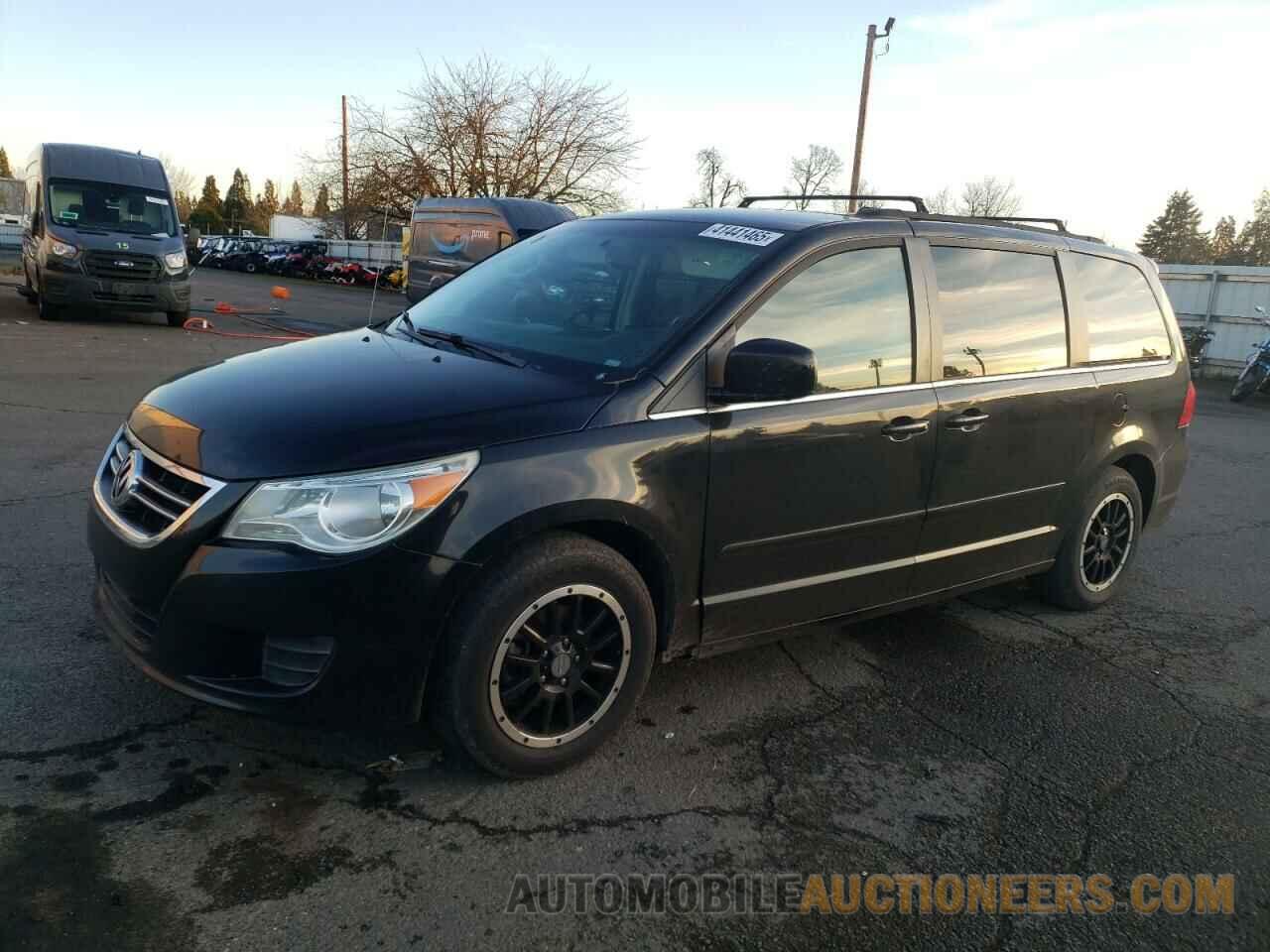 2V4RW3DG0BR641873 VOLKSWAGEN ROUTAN 2011