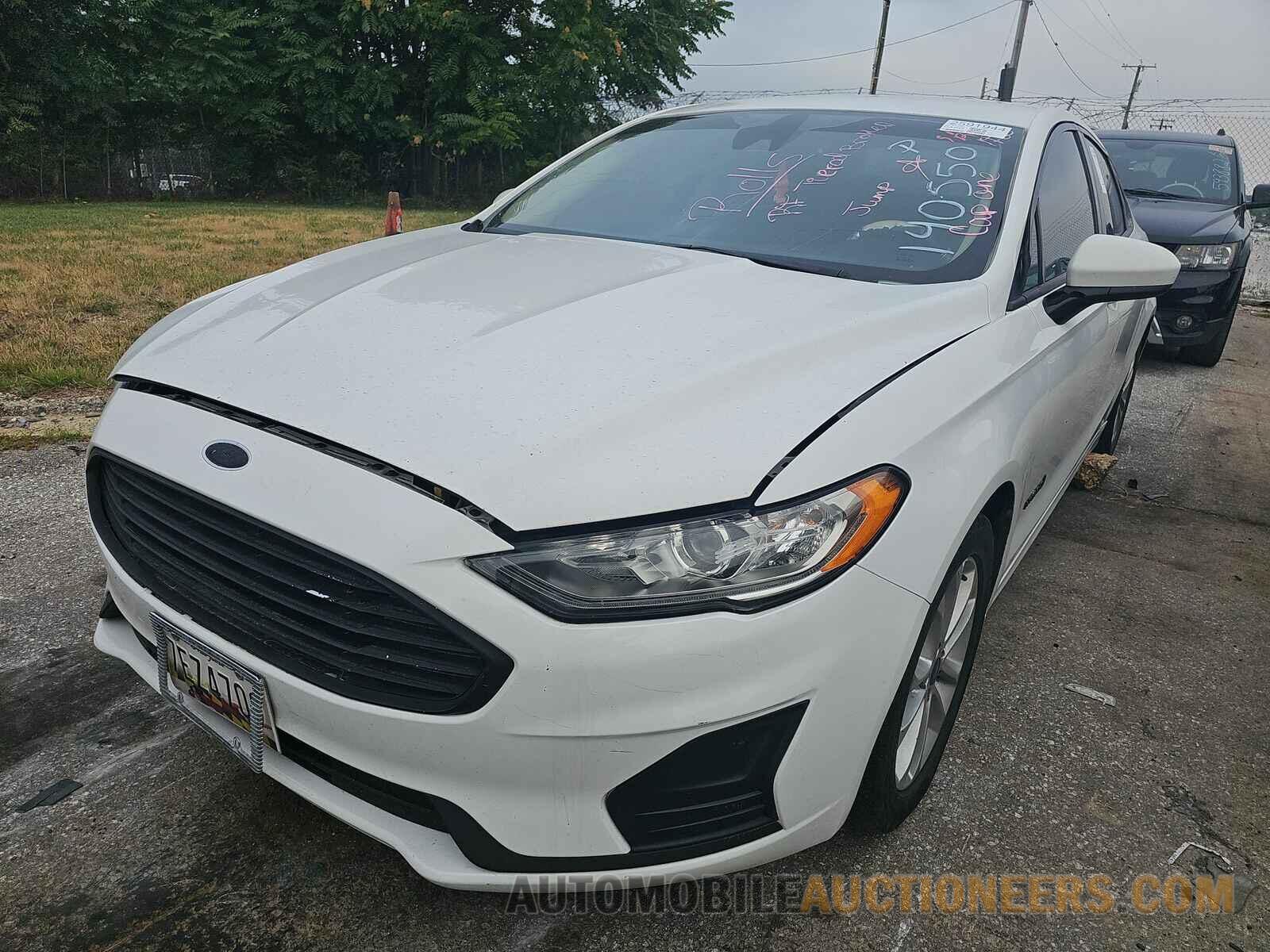 3FA6P0LU2KR140550 Ford Fusion Hybrid 2019