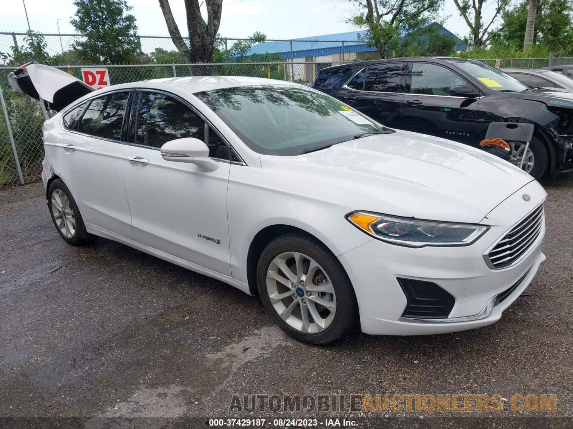 3FA6P0MU3KR137154 FORD FUSION HYBRID 2019