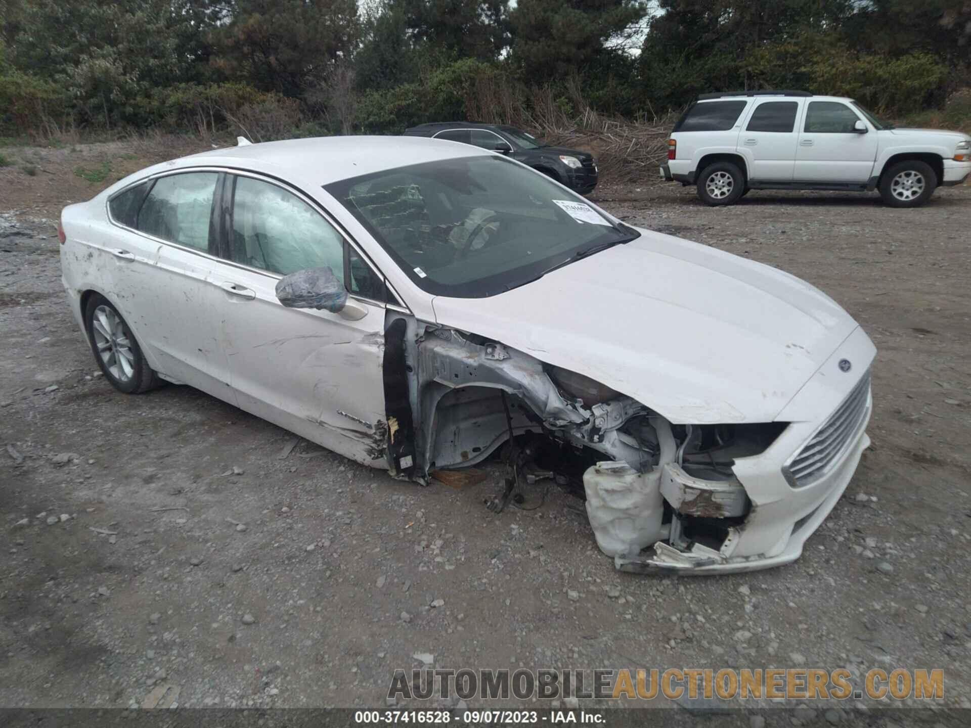 3FA6P0MU8KR147582 FORD FUSION HYBRID 2019