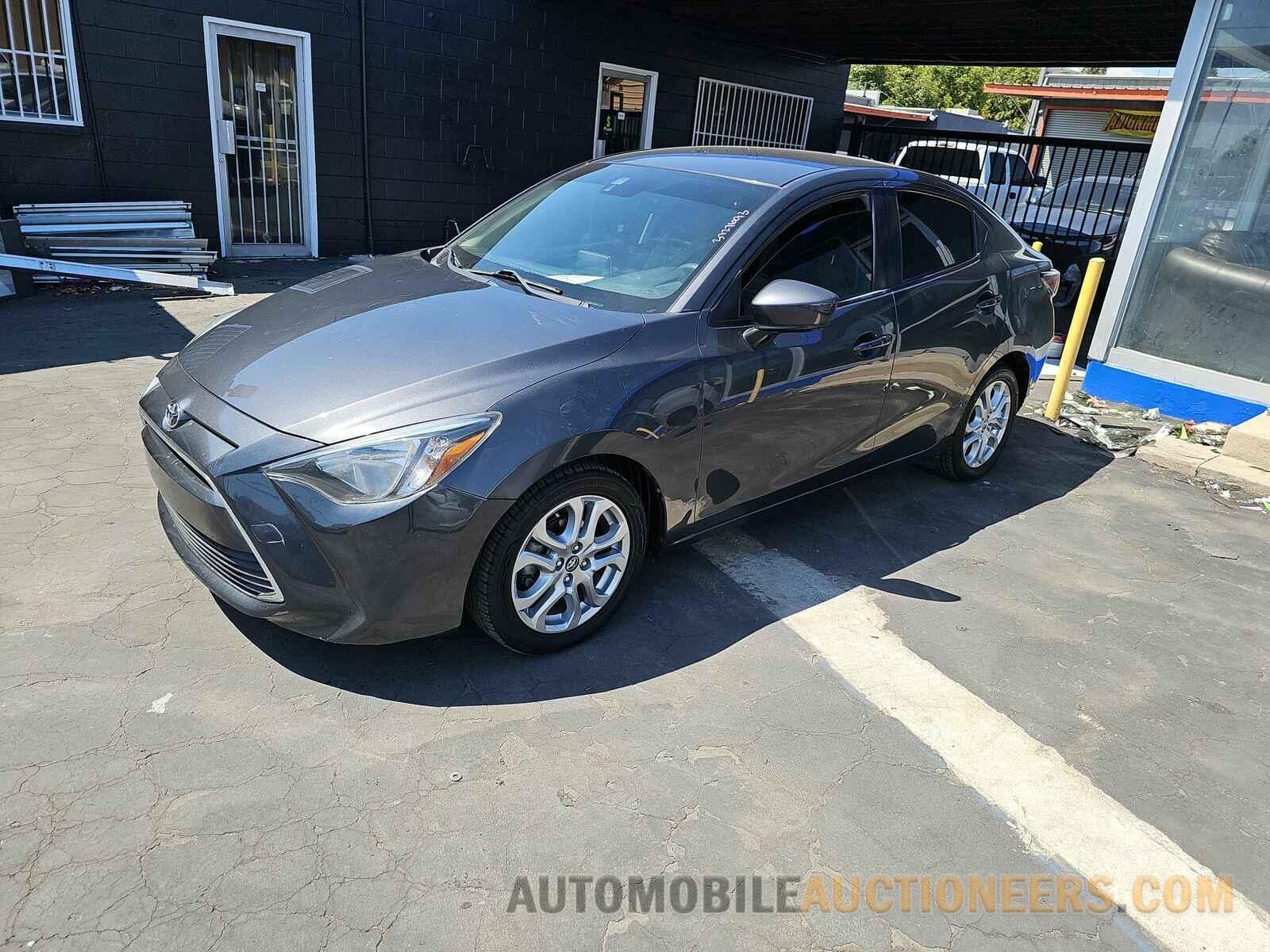 3MYDLBYV7JY311762 Toyota Yaris iA 2018