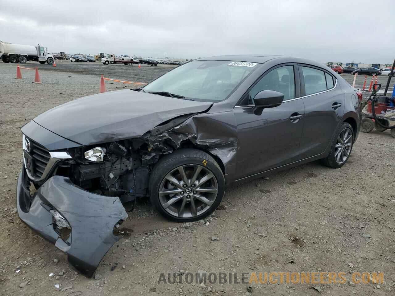 3MZBN1V39JM261318 MAZDA 3 2018