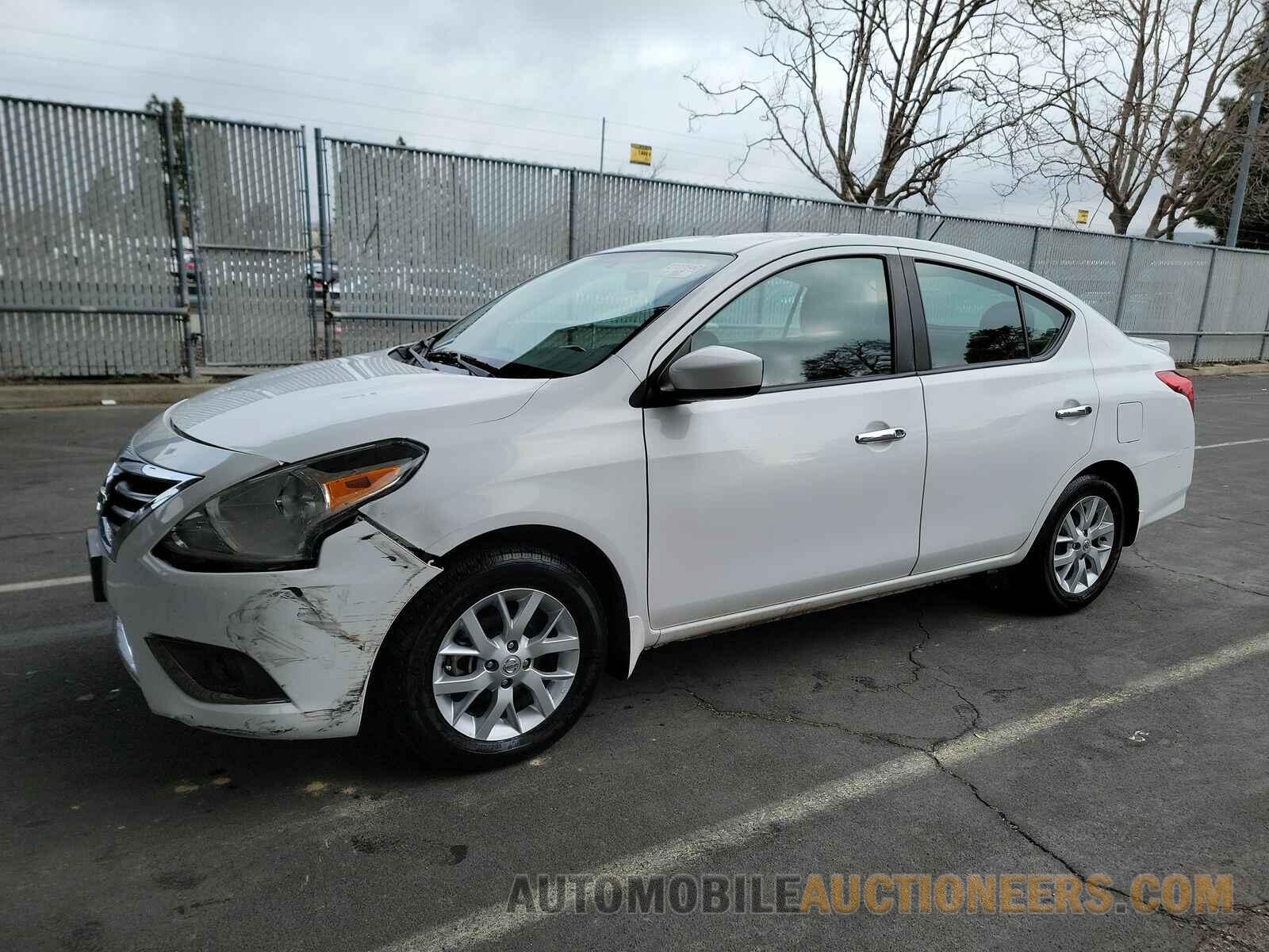 3N1CN7AP0JL813123 Nissan Versa Sedan 2018