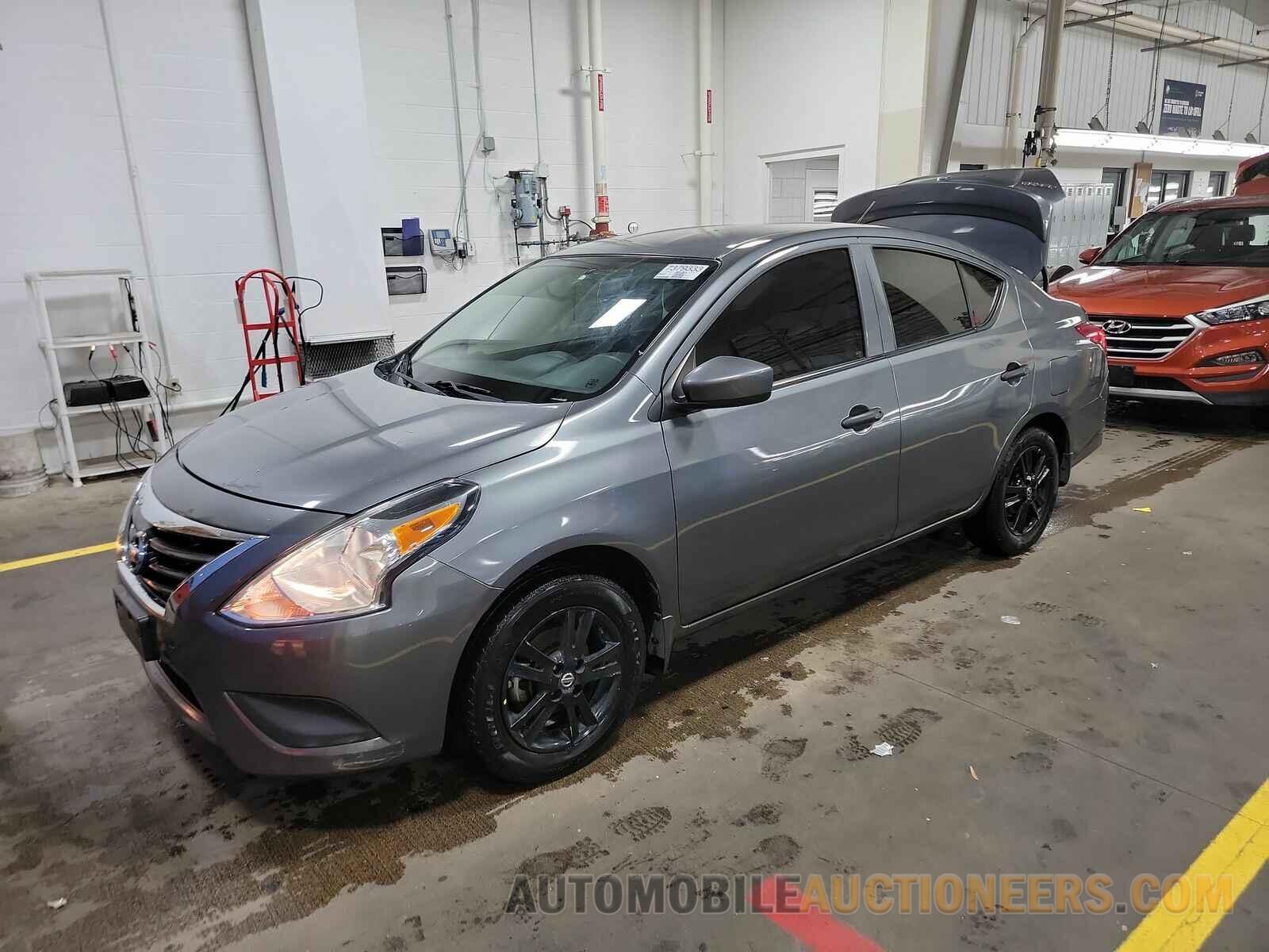 3N1CN7AP1JL806309 Nissan Versa Sedan 2018