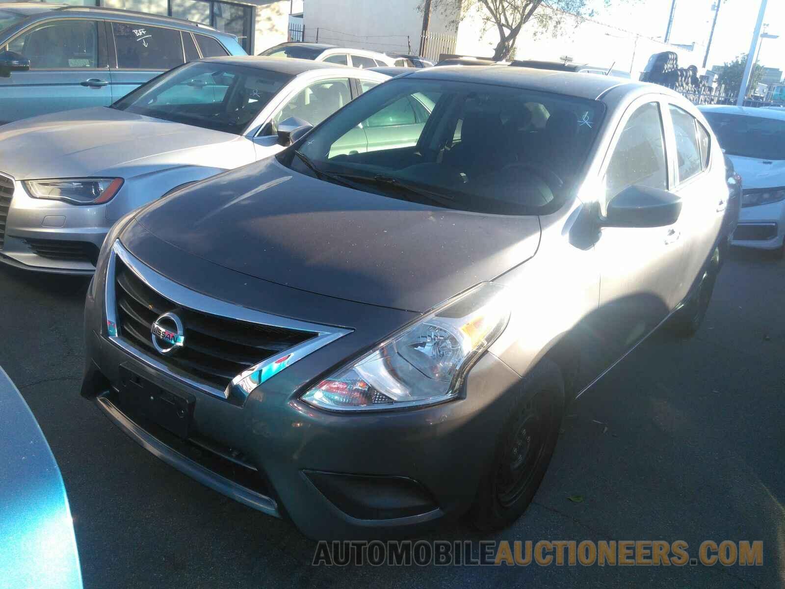 3N1CN7AP4KL876517 Nissan Versa Sedan 2019