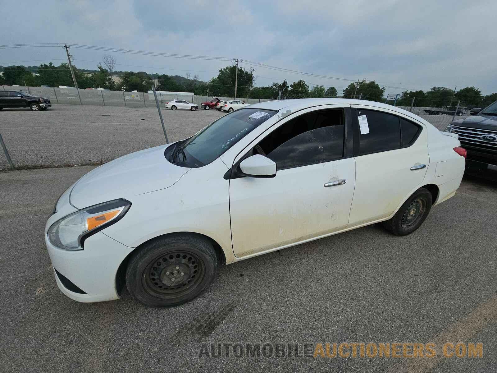 3N1CN7AP5JL826840 Nissan Versa Sedan 2018