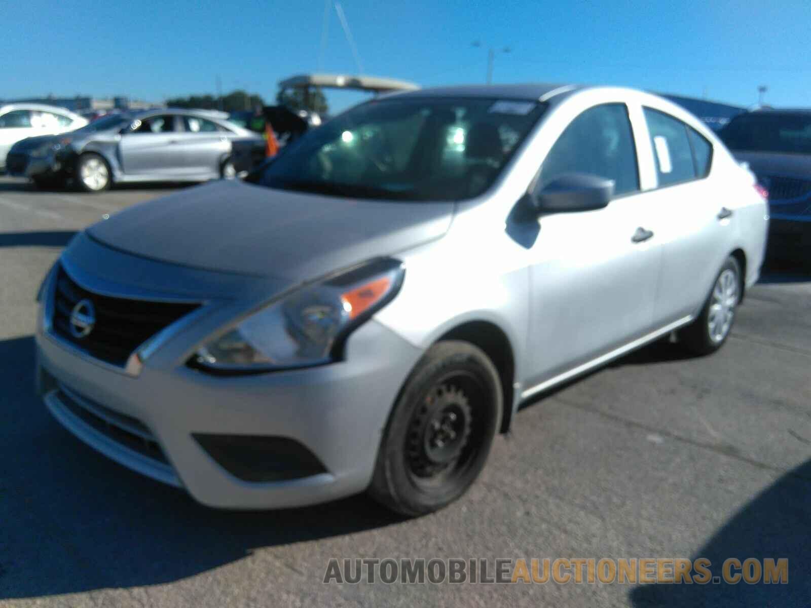 3N1CN7AP5JL887136 Nissan Versa Sedan 2018