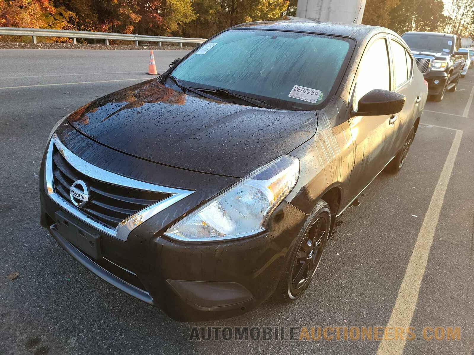 3N1CN7AP7KL828557 Nissan Versa Sedan 2019