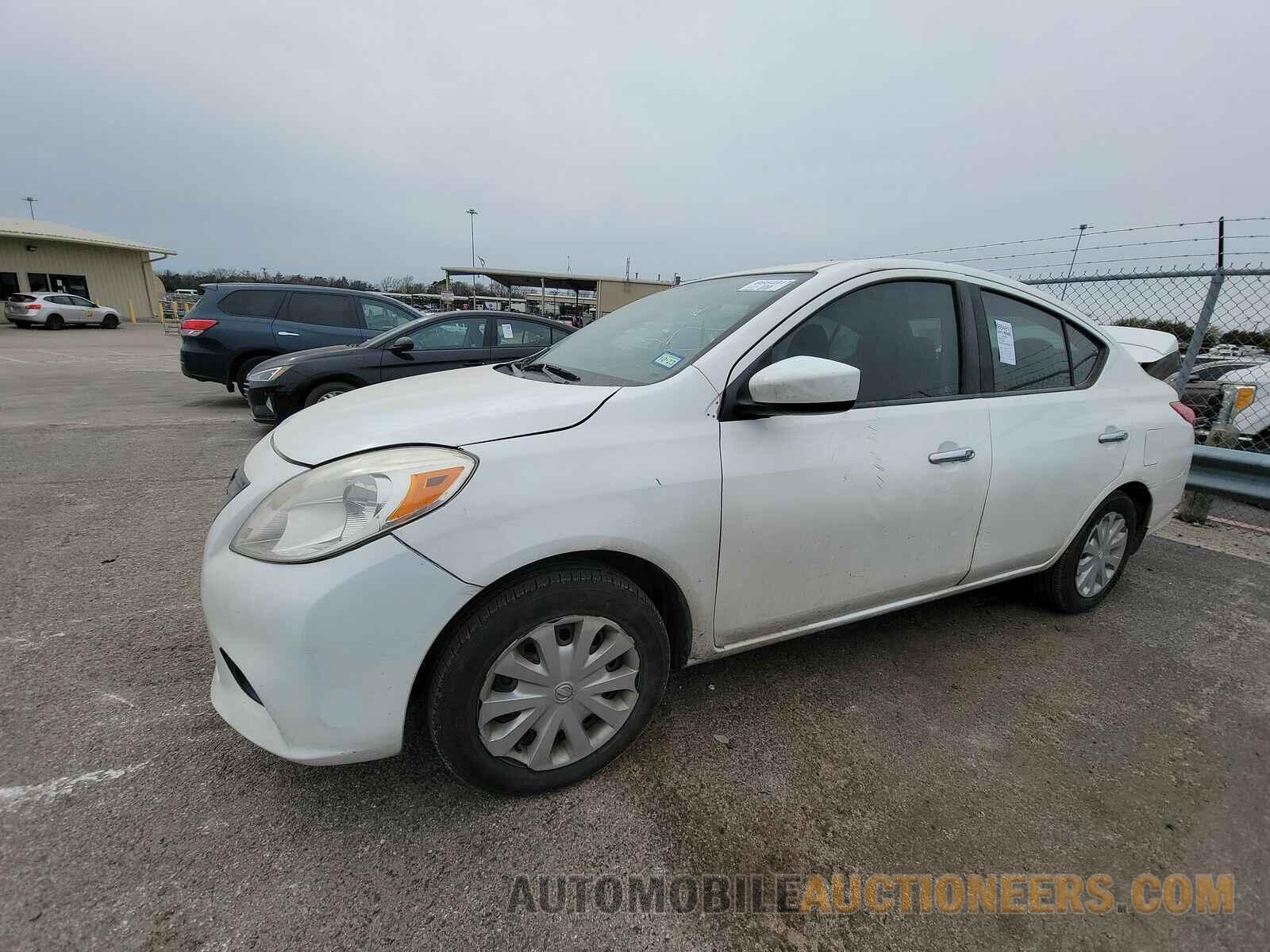 3N1CN7AP8KL820175 Nissan Versa Sedan 2019