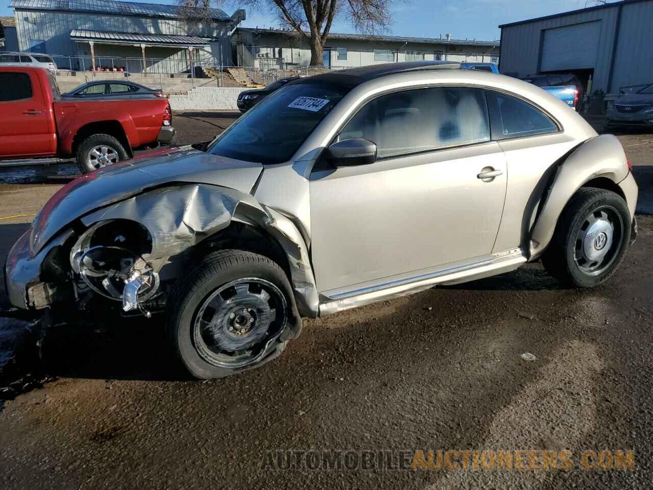 3VWJX7AT0DM610286 VOLKSWAGEN BEETLE 2013