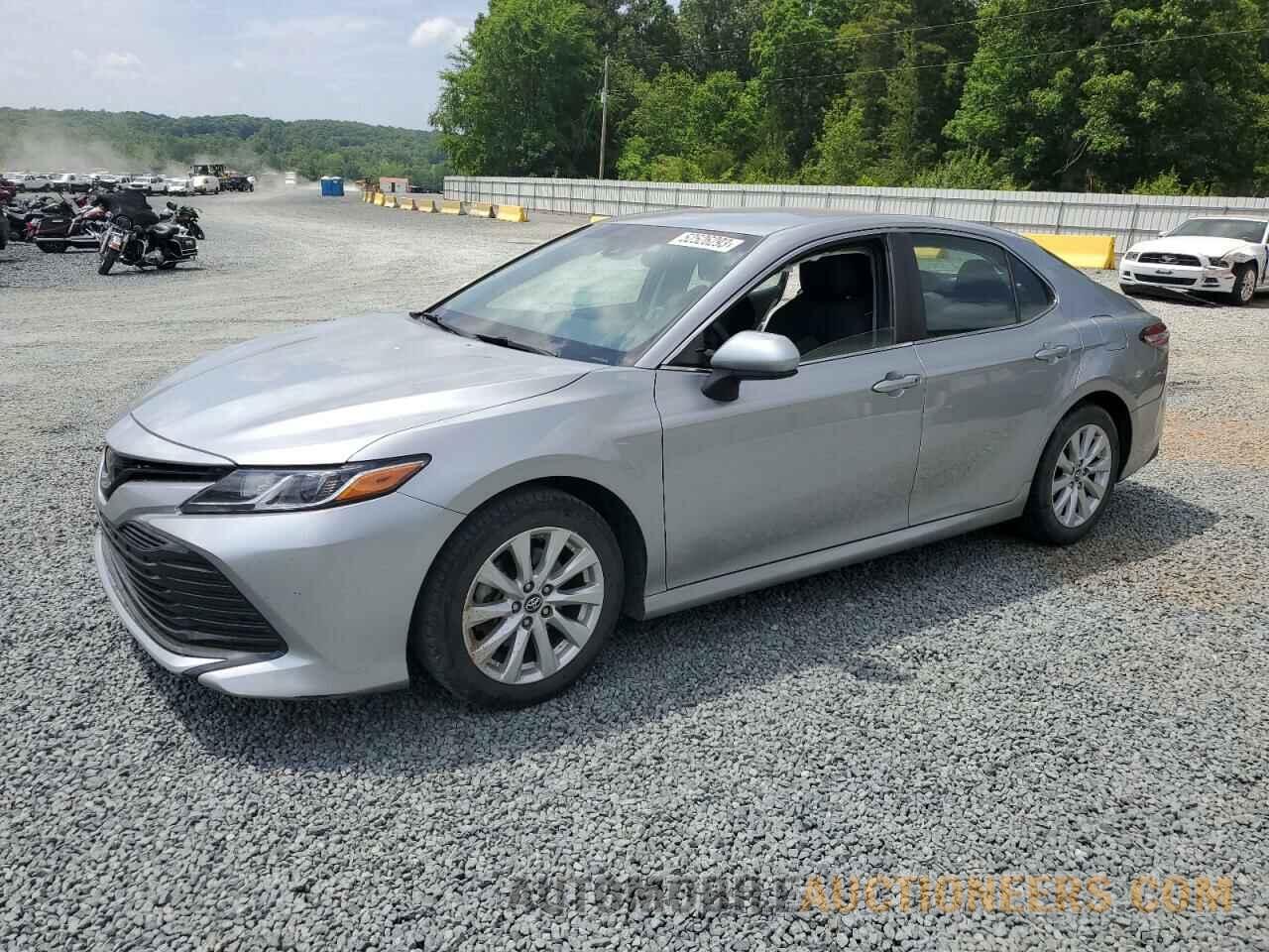 4T1B11HK0JU051702 TOYOTA CAMRY 2018