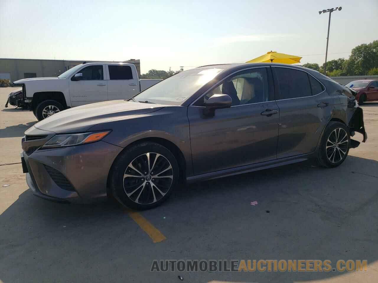 4T1B11HK0JU057239 TOYOTA CAMRY 2018