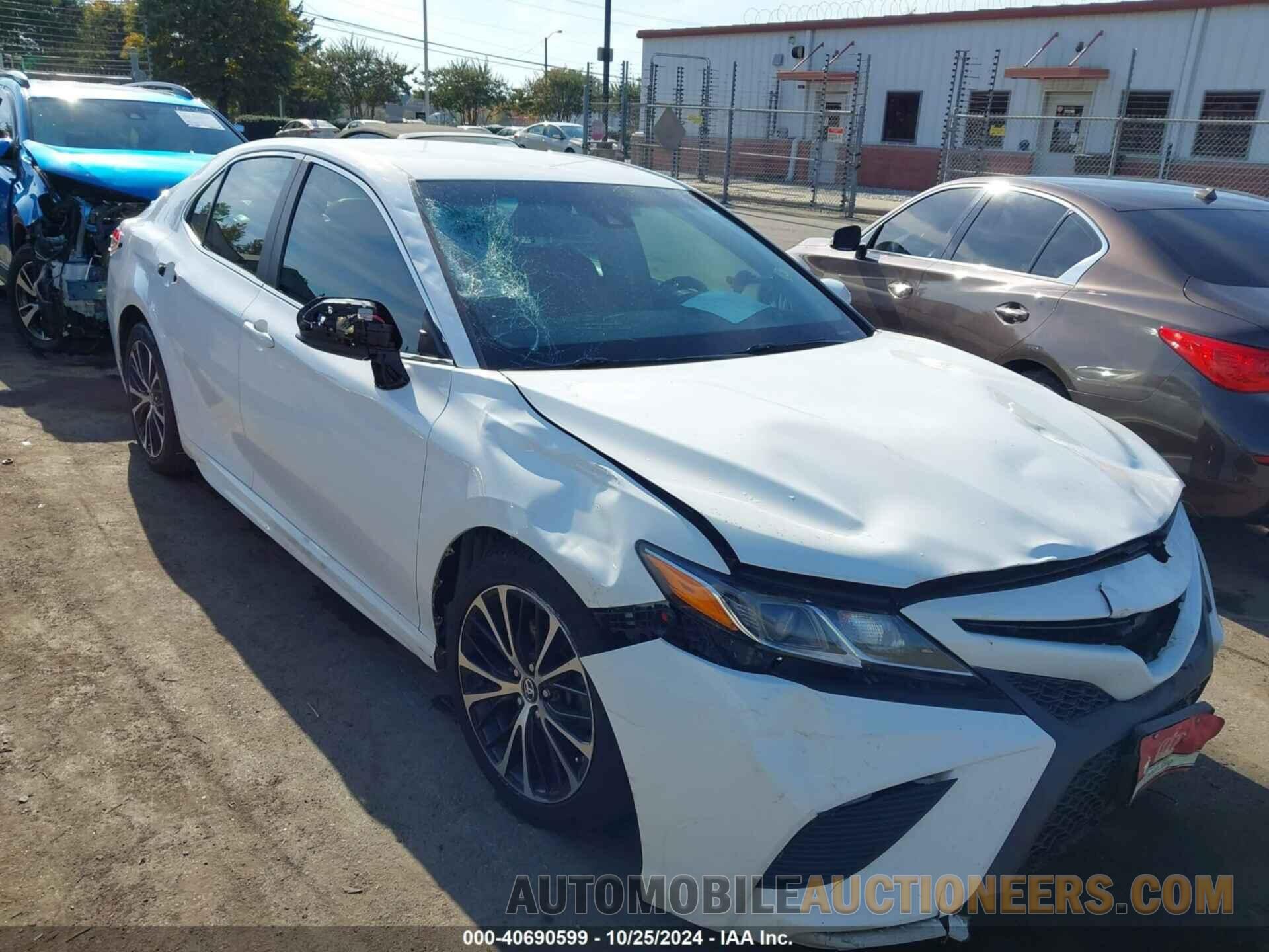 4T1B11HK0JU063168 TOYOTA CAMRY 2018