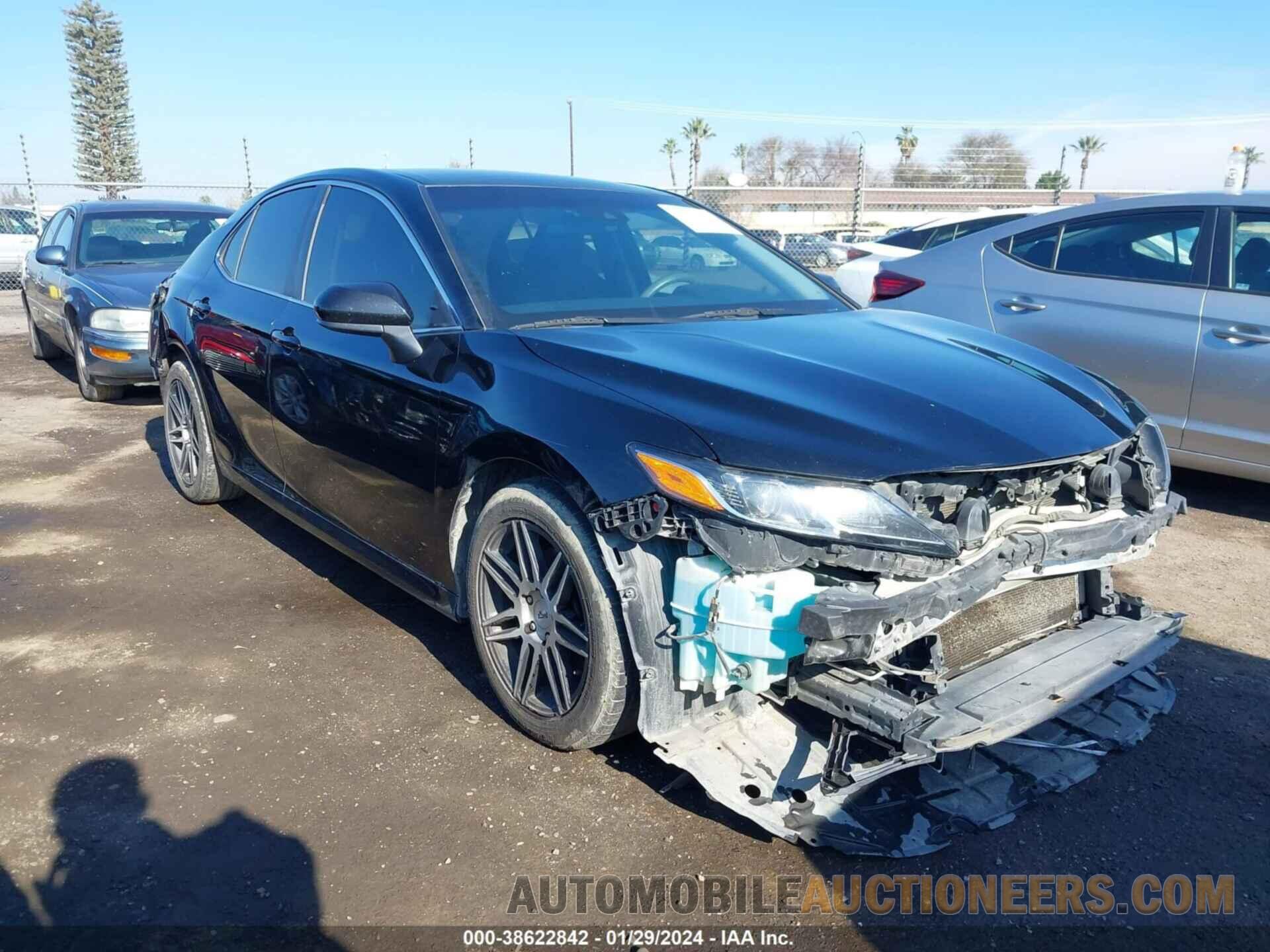 4T1B11HK0JU068256 TOYOTA CAMRY 2018