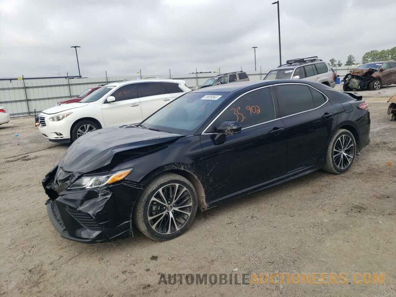 4T1B11HK0JU100588 TOYOTA CAMRY 2018