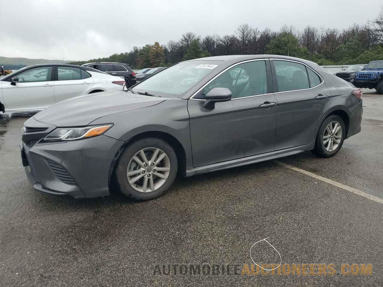 4T1B11HK0JU103880 TOYOTA CAMRY 2018