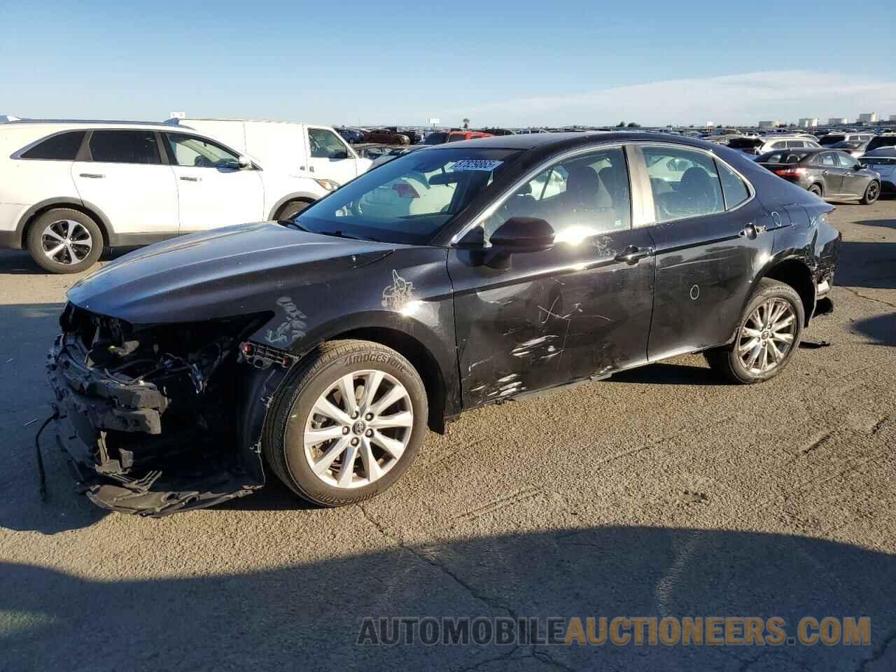 4T1B11HK0JU117228 TOYOTA CAMRY 2018