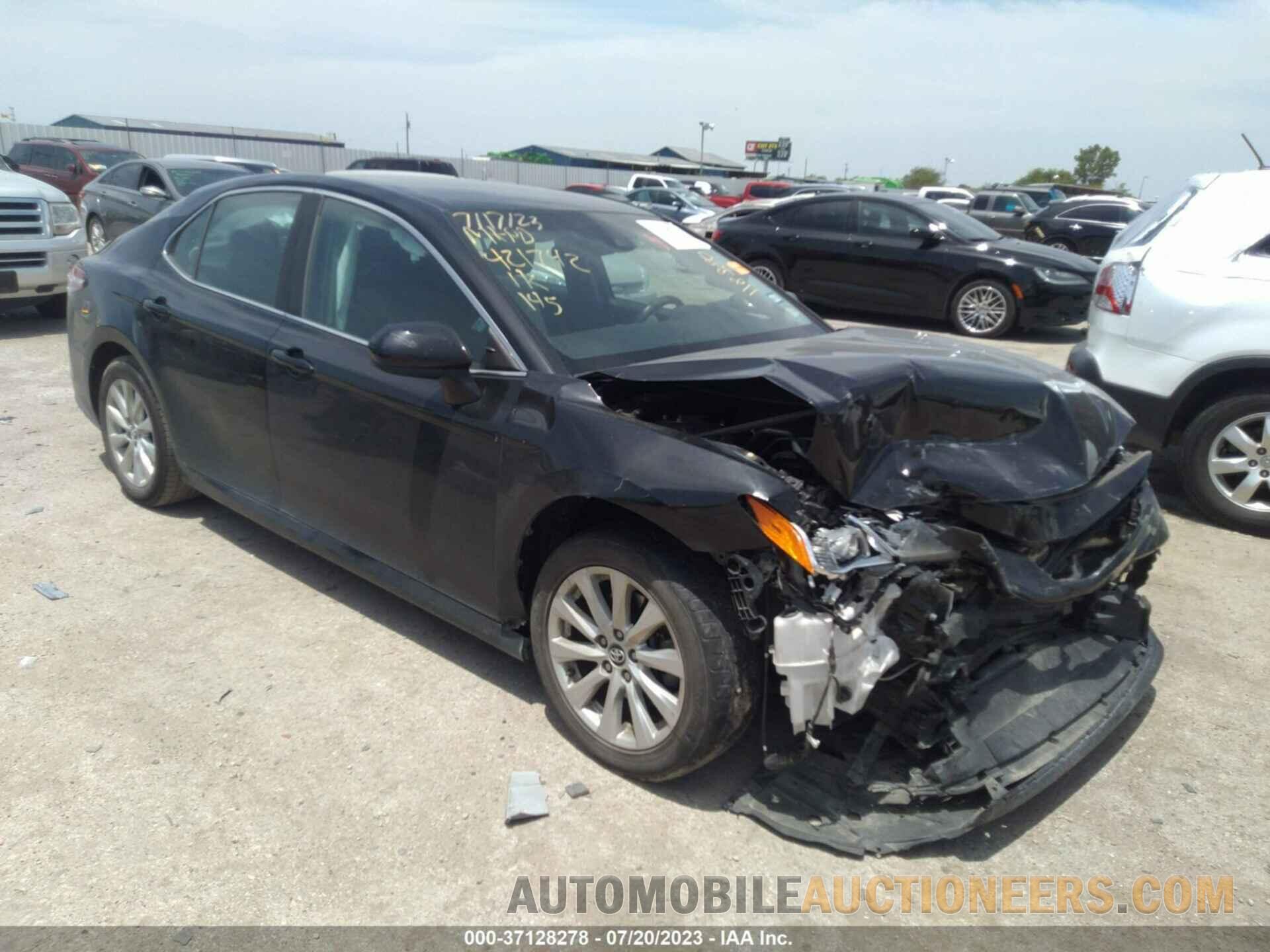 4T1B11HK0JU118380 TOYOTA CAMRY 2018