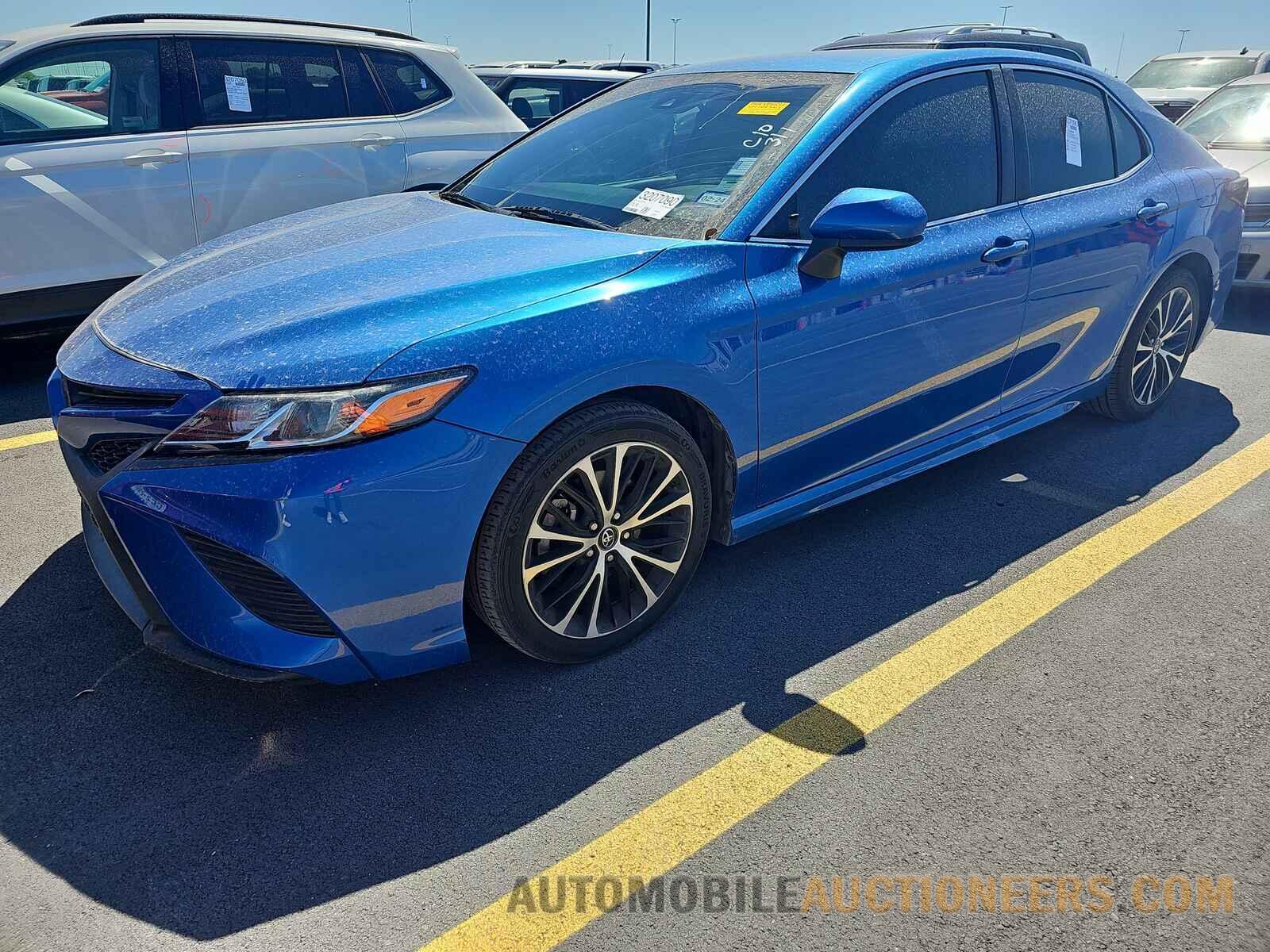 4T1B11HK0JU123076 Toyota Camry 2018