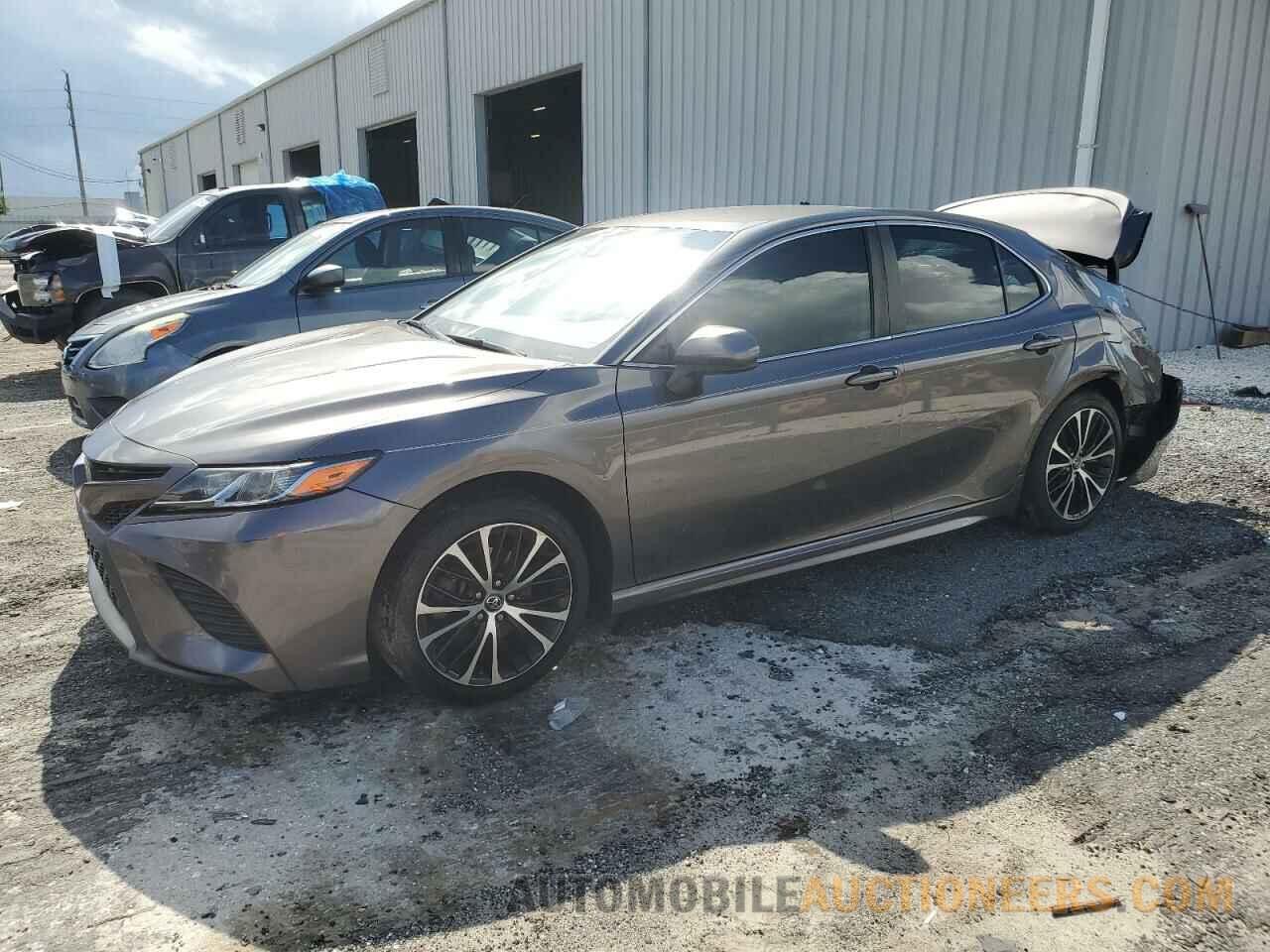 4T1B11HK0JU134952 TOYOTA CAMRY 2018