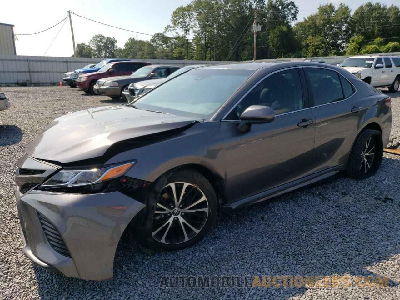 4T1B11HK0JU138869 TOYOTA CAMRY 2018