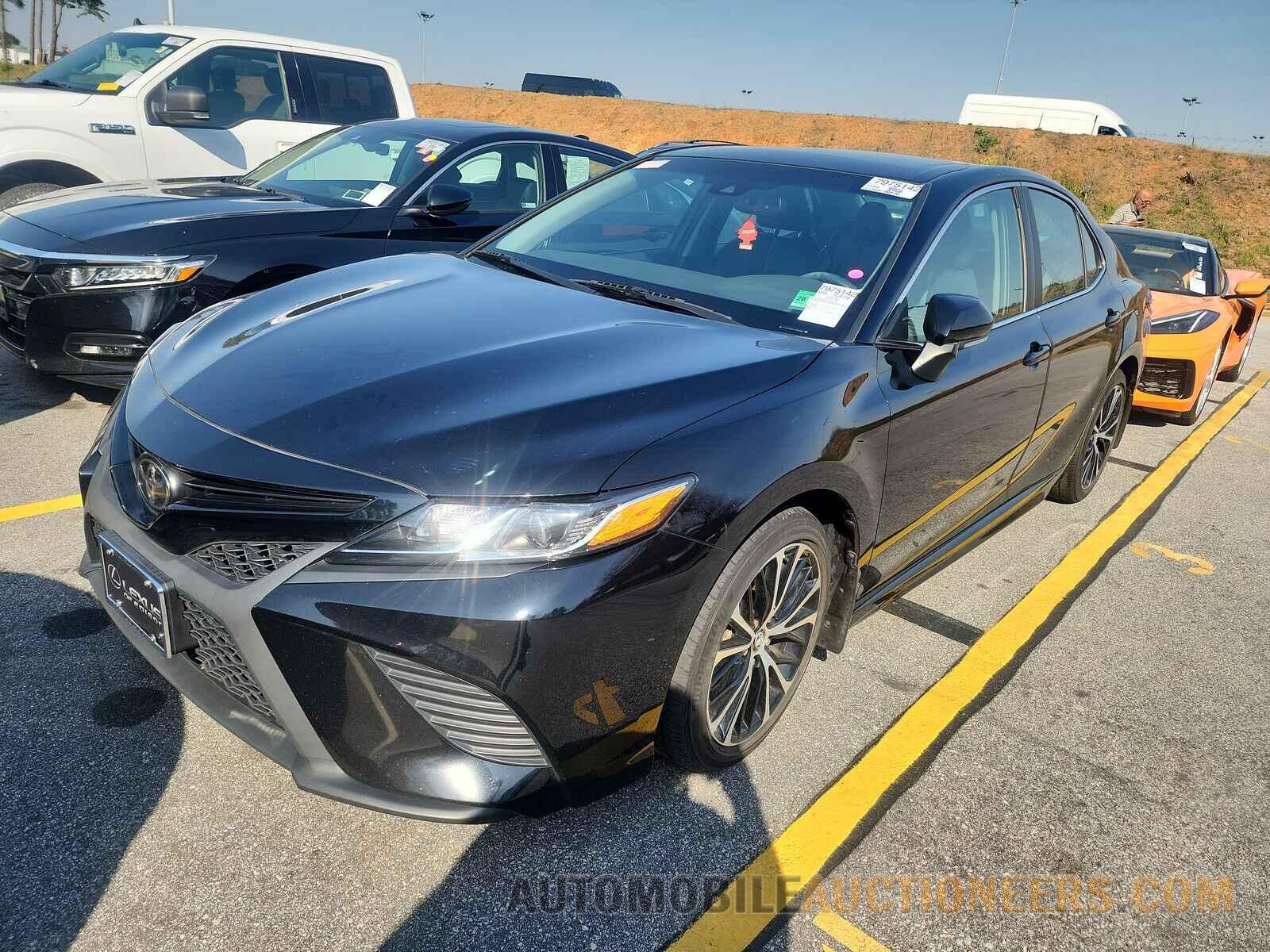 4T1B11HK0JU151976 Toyota Camry 2018